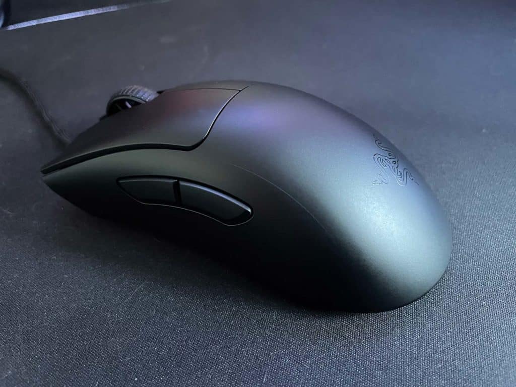 La Razer Deathadder V3 posé sur un bureau