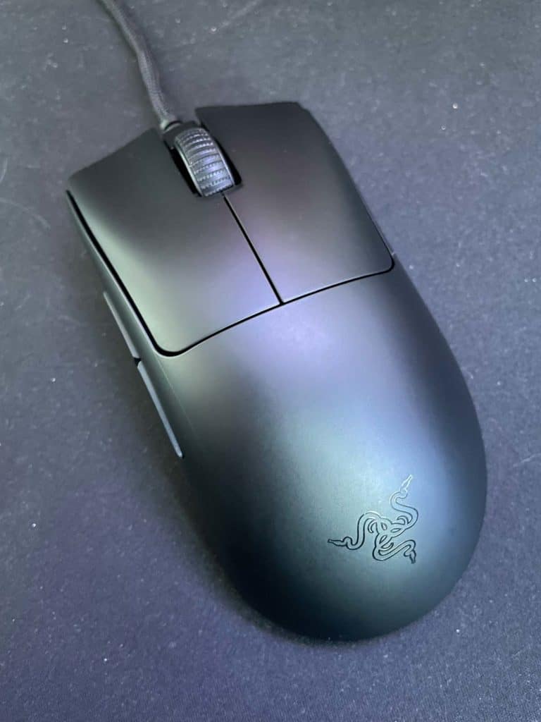 La Razer Deathadder V3 posé sur un bureau