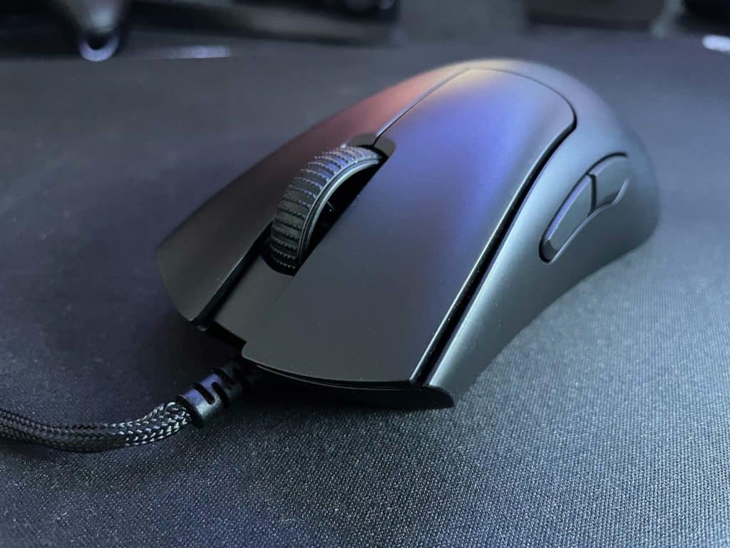 La Razer Deathadder V3 posé sur un bureau