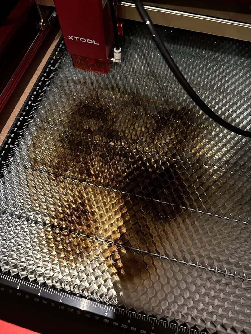 xTool D1 Pro 20 W : le honeycomb après quelques découpes