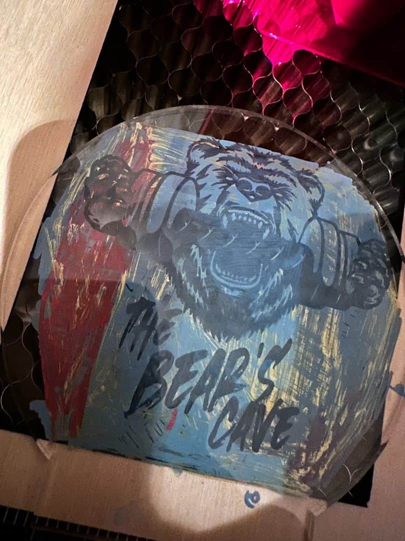 J'ai peint la face arrière avant la gravure, sans quoi il est impossible de graver de l'acrylique transparent.