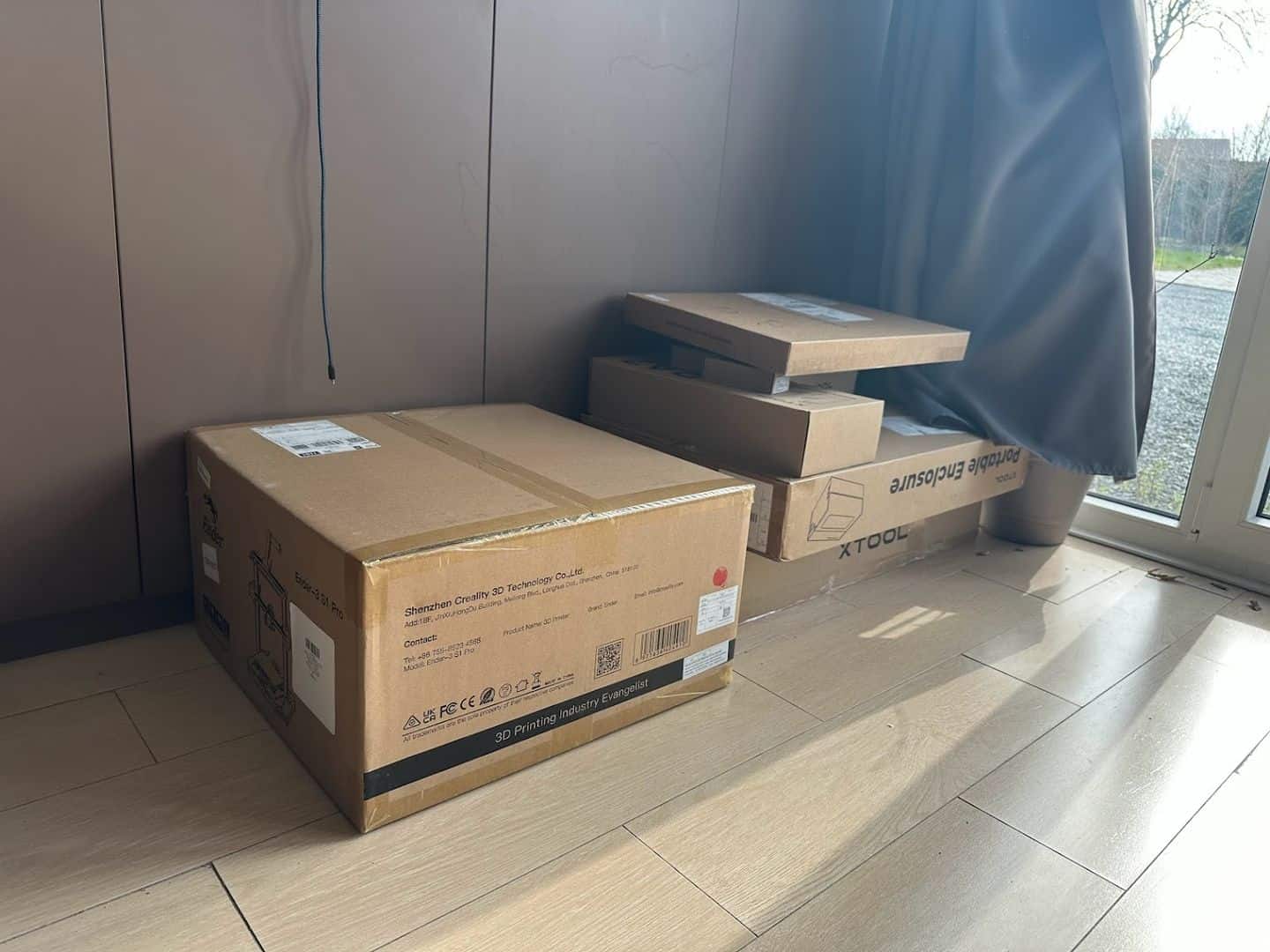 Sur la droite, vous retrouverez tous les cartons de la graveuse xTool aux côtés de l'imprimante 3D