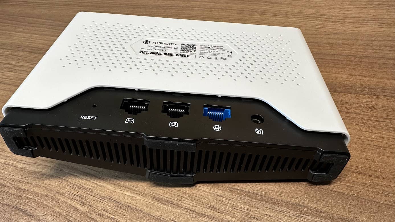 Voici l'arrière du dispositif avec les différents ports réseaux, mais aussi le mot de passe Wifi