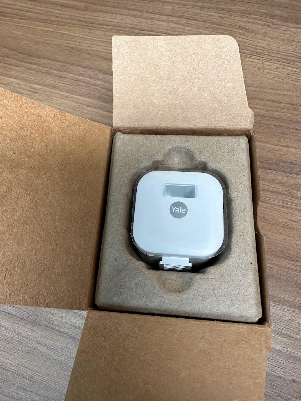 Yale Serrure de meuble connectee : le carton recyclé, moi j'apprécie