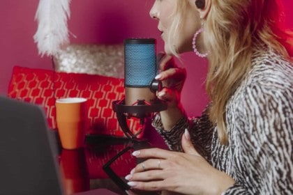 femme sexy avec accessoires micro streaming