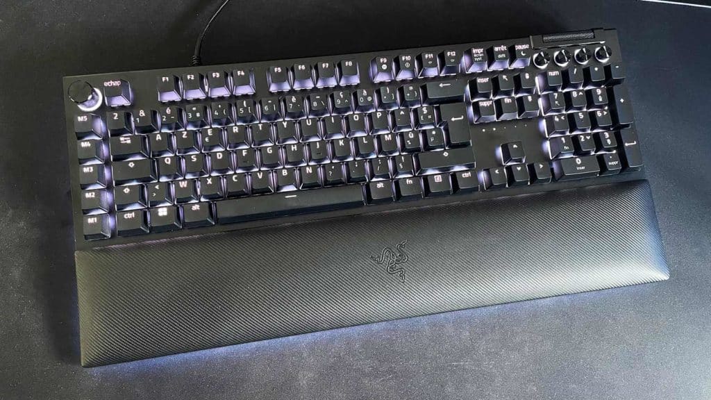 Le Razer BlackWidow V4 Pro posé sur un bureau