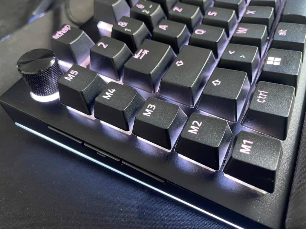 Gros plan sur les boutons macro du Razer BlackWidow V4 Pro