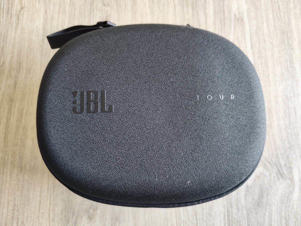 JBL Tour One M2 - Une coque rigide plus que bienvenue