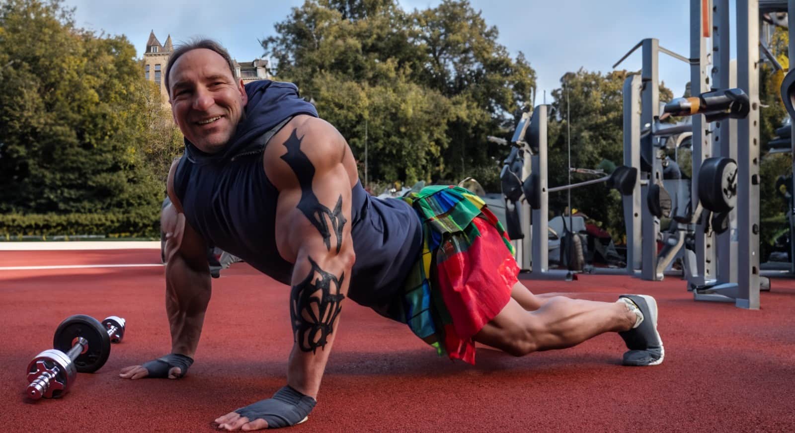 Ici pour tester l'outil, j'ai enlevé les lunettes, ajouté un haltère, viré les machines à gauche, changé son short , mis des tatouages de manière