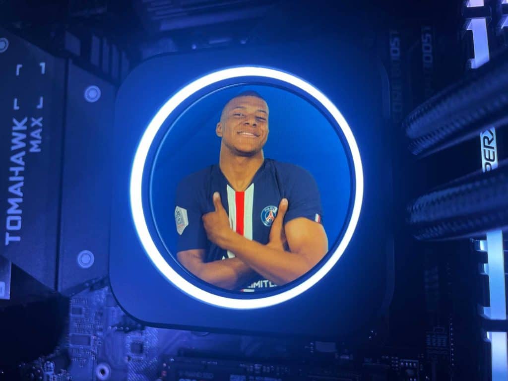 Un Corsair iCUE Elite LCD Upgrade Kit affichant une image de Mbappe