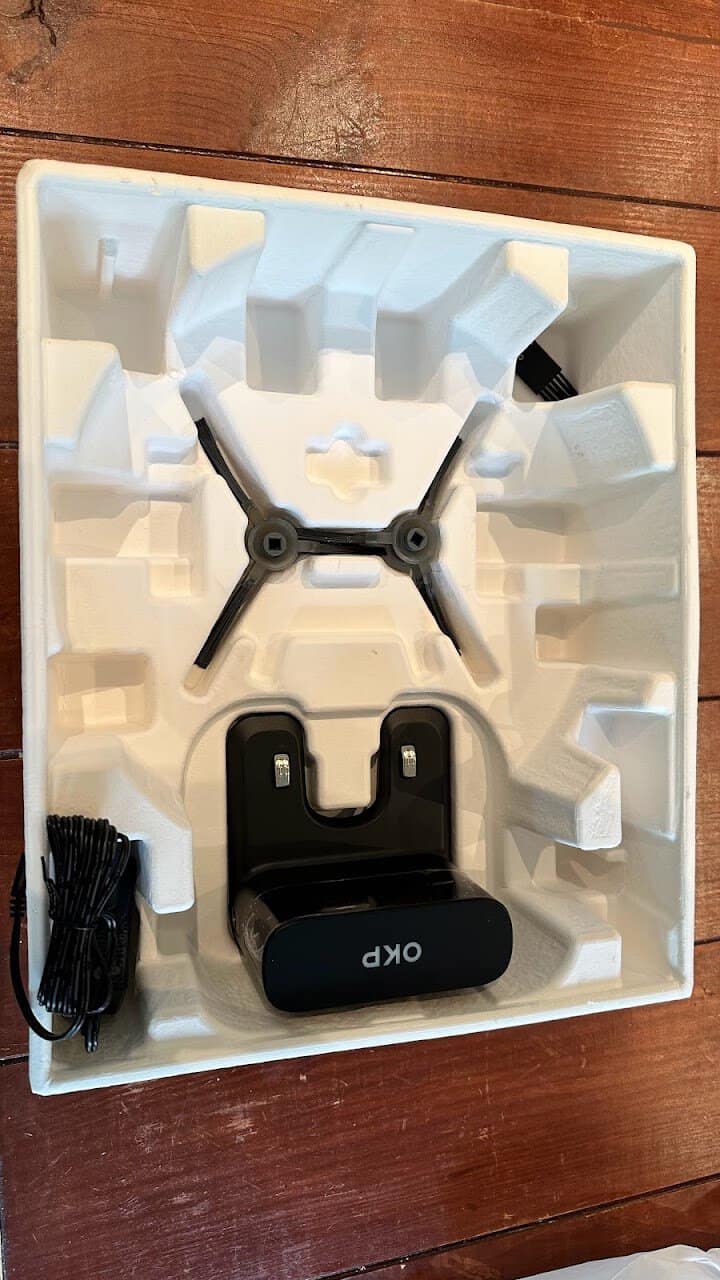 Voici le contenu : avec la station d'accueil, les brosses (une paire de rechange) et un petit accessoire de nettoyage trop bien pensé !