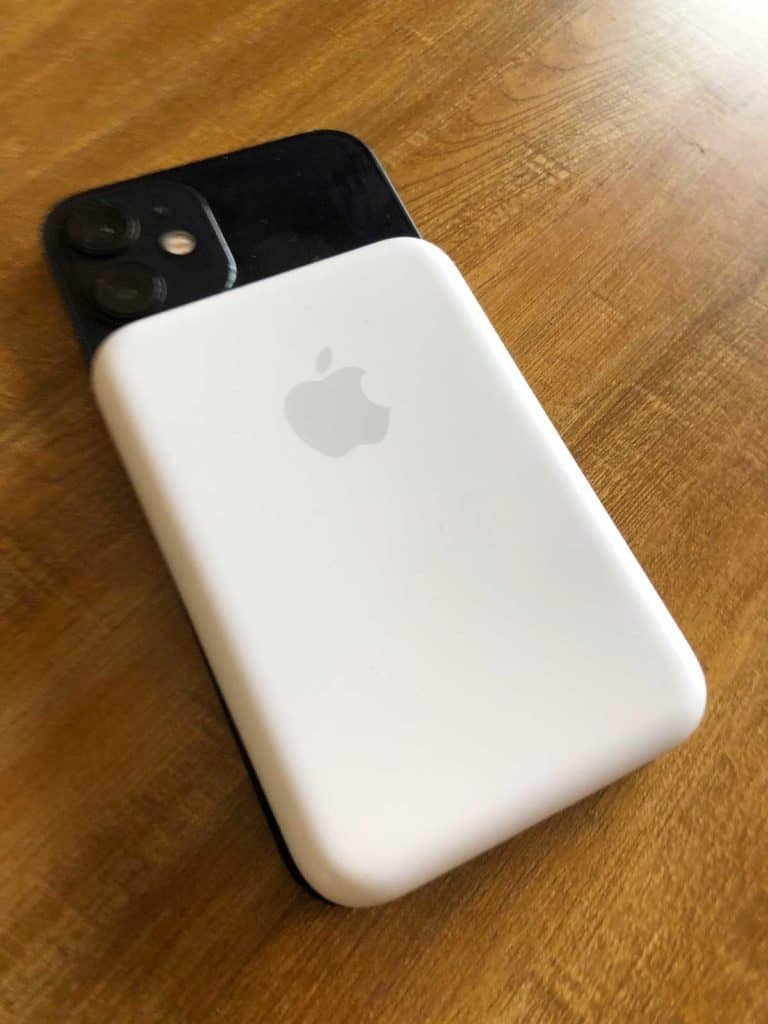 Une batterie MagSage posée sur un iPhone 12