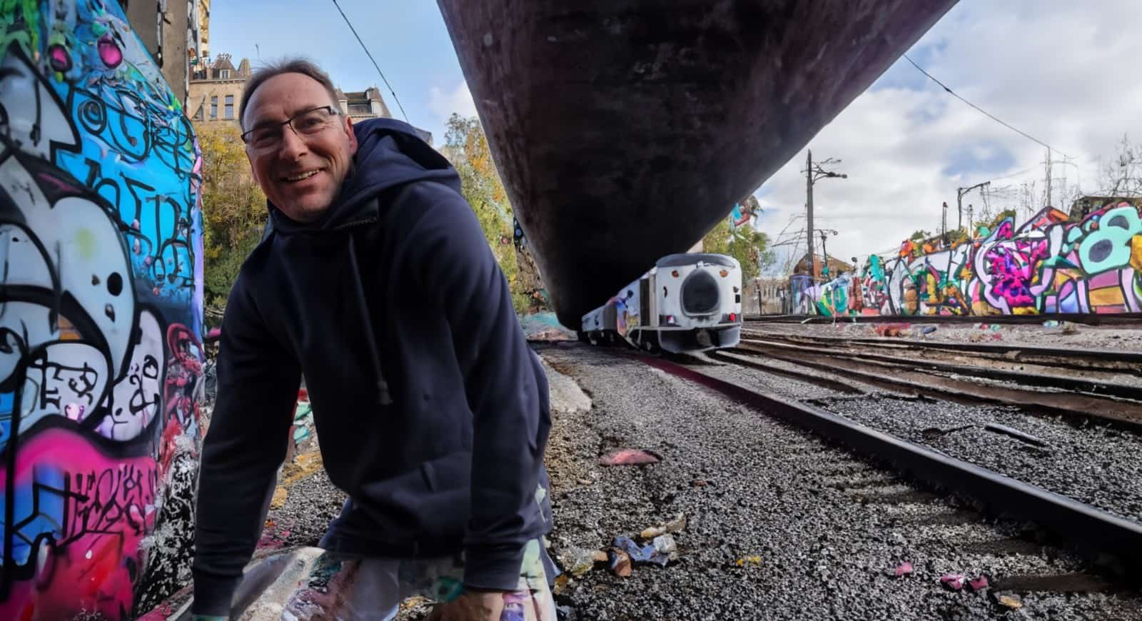 Puis à ma demande dans un souterrain de gare plein de graffitis