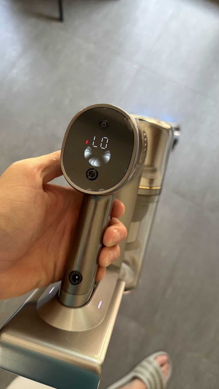 Le bouton avec un cadenas permet de garder l'aspiration active sans maintenir la gachette