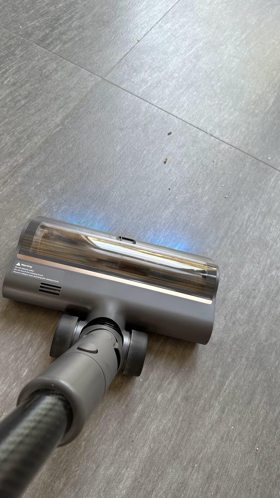 Dreame R20 - une lumière bleue permet de faire apparaitre toutes les poussières