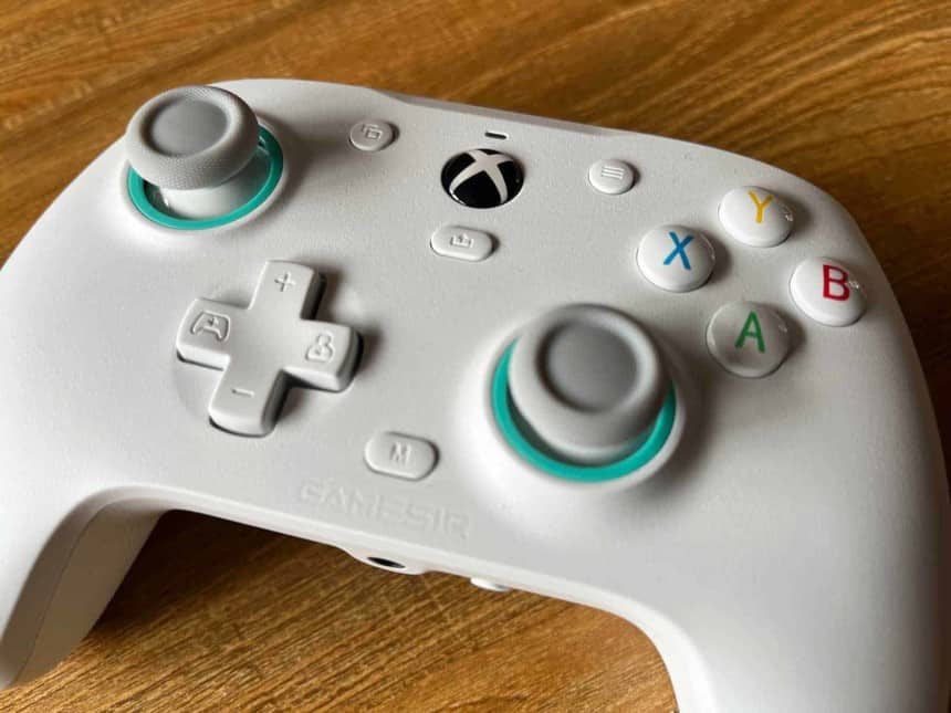 Gros plan sur la manette Gamesir G7 SE
