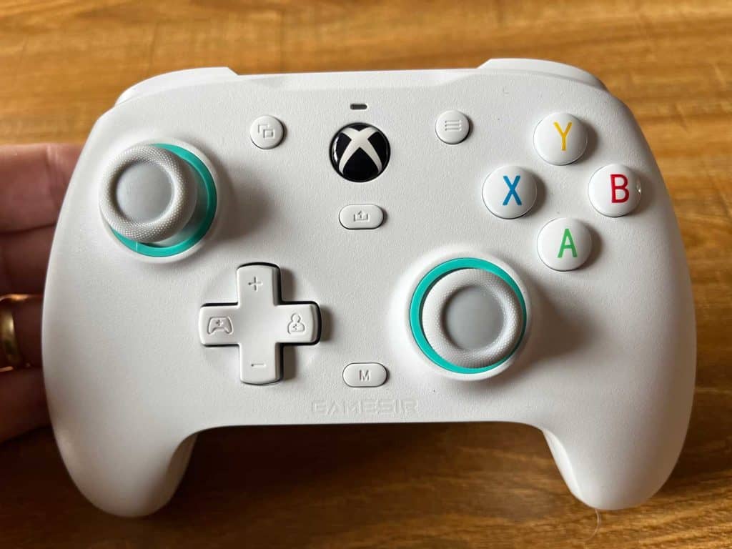 La face avant de la manette Gamesir G7 SE