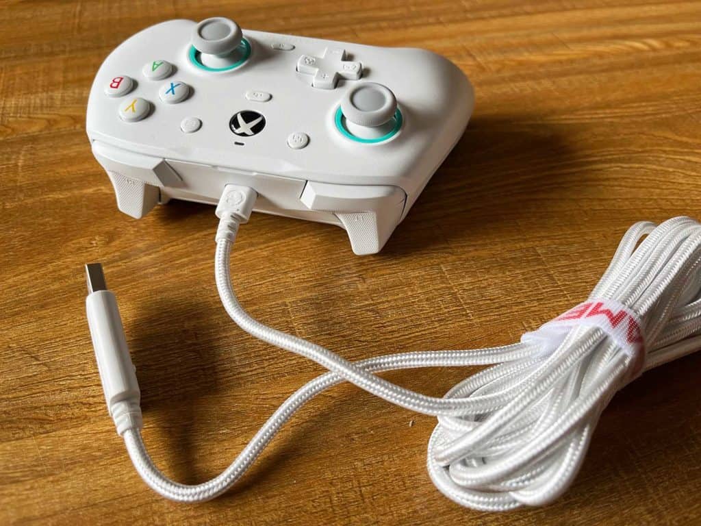La manette Gamesir G7 SE et son câble tressé