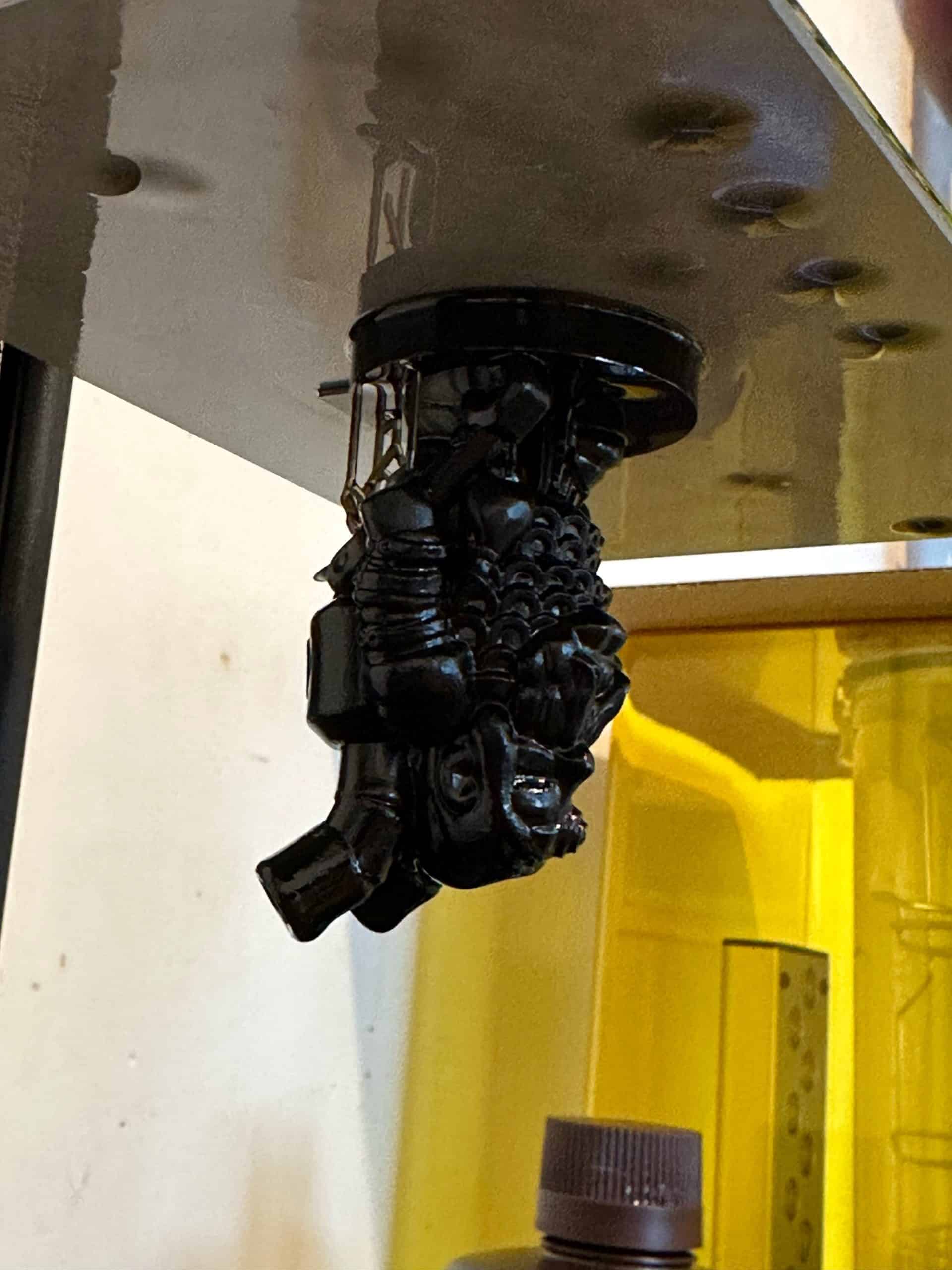 Sur une imprimante 3D résine, les pièces arrivent à l'envers