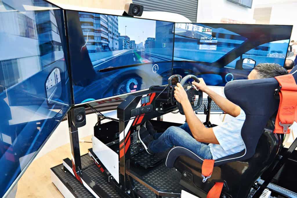 Un homme jouant à un jeu de course dans son setup sim racing