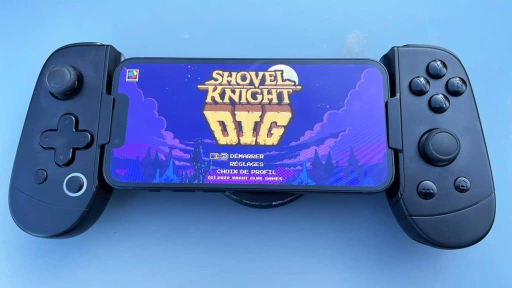 La manette LeadJoy M1 posée sur une table