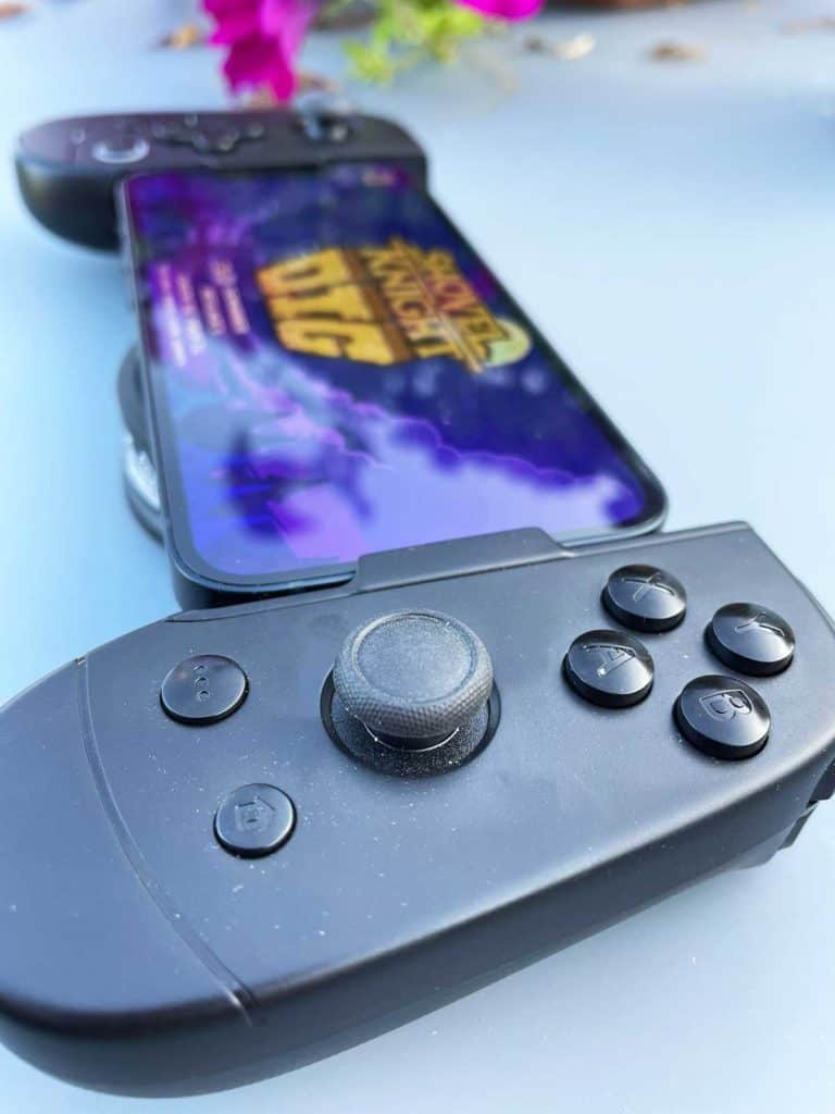 Un gros plan sur la manette LeadJoy M1