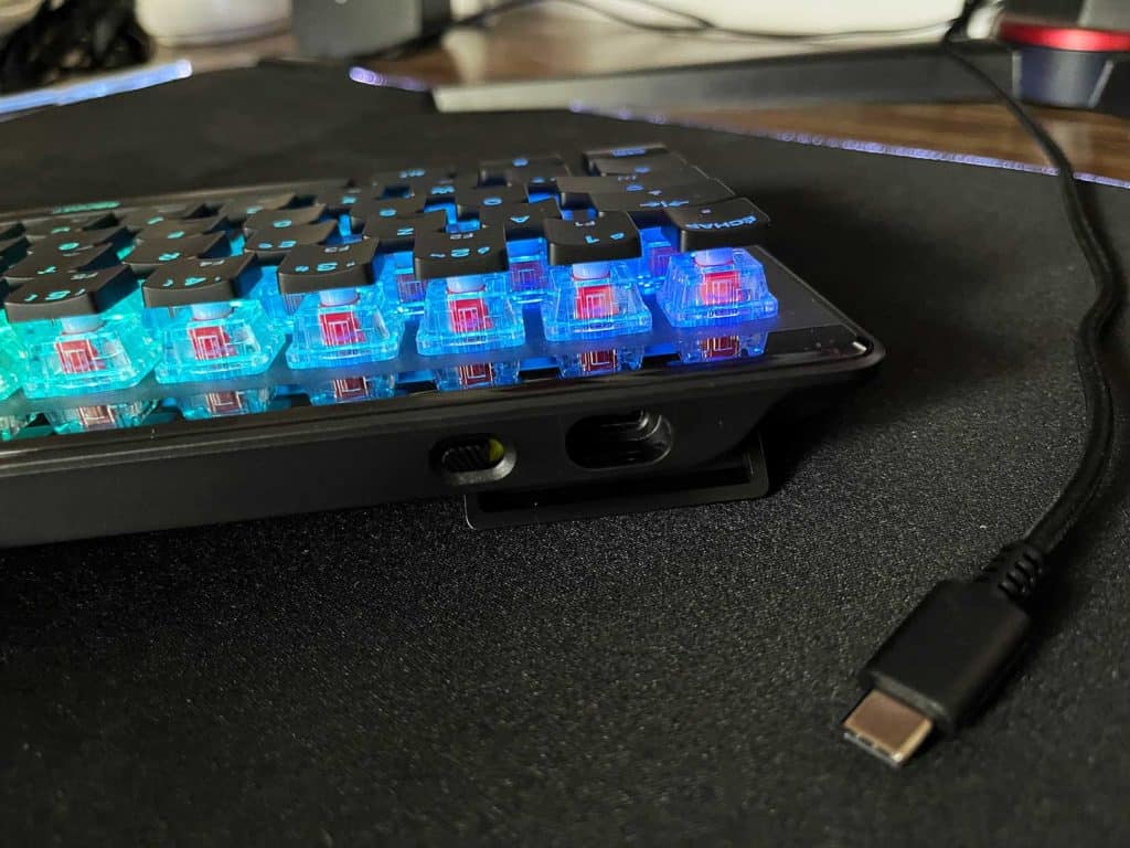 Gros plan sur la connectique du Roccat Vulcan II Mini Air