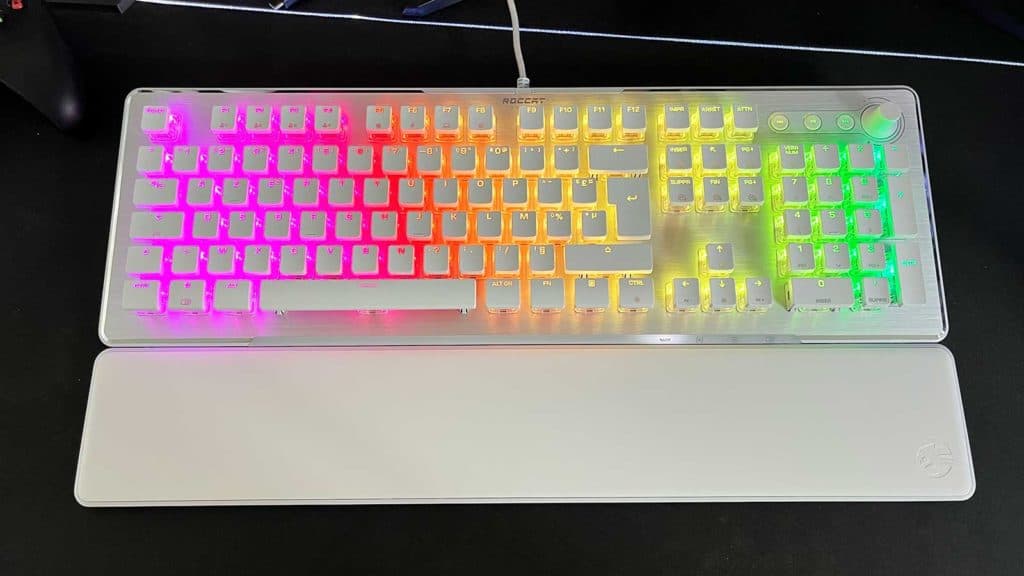 Le Roccat Vulcan II posé sur un tapis de souris