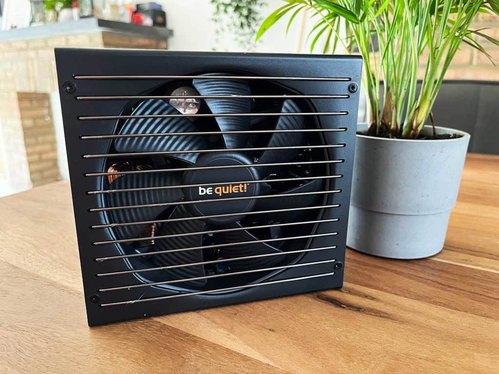 La be quiet! Straight Power 12 posée sur une table