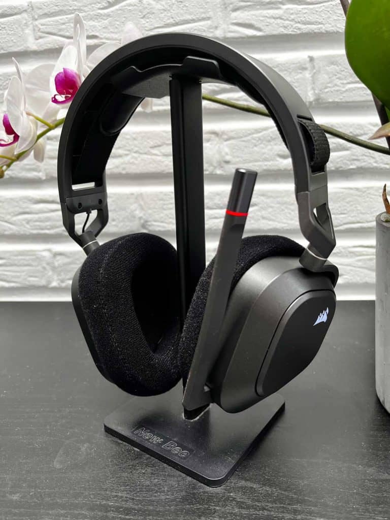 Le Corsair HS80 Max Wireless posé sur un support