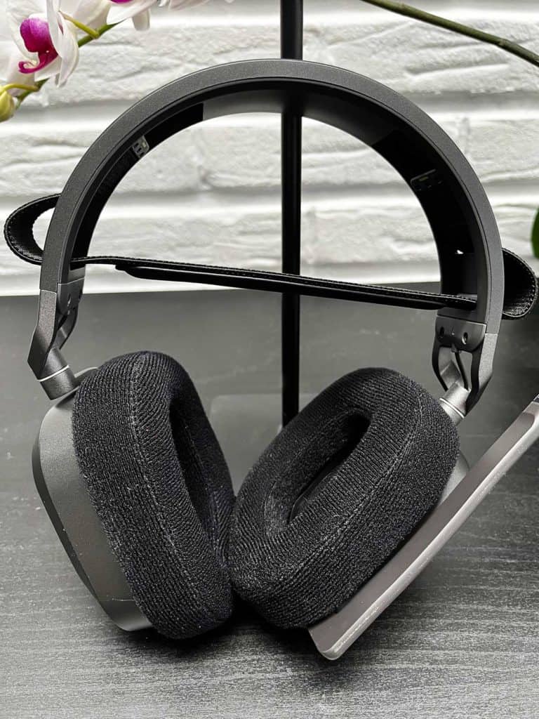 Le Corsair HS80 Max Wireless posé sur une table