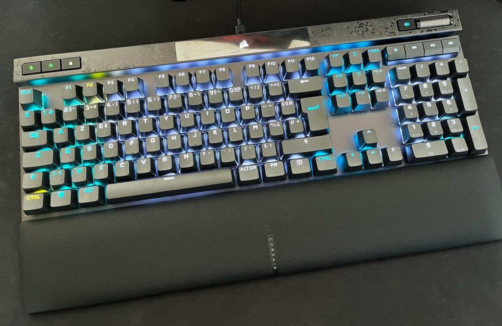 Le Corsair K70 Max posé sur un grand tapis de souris