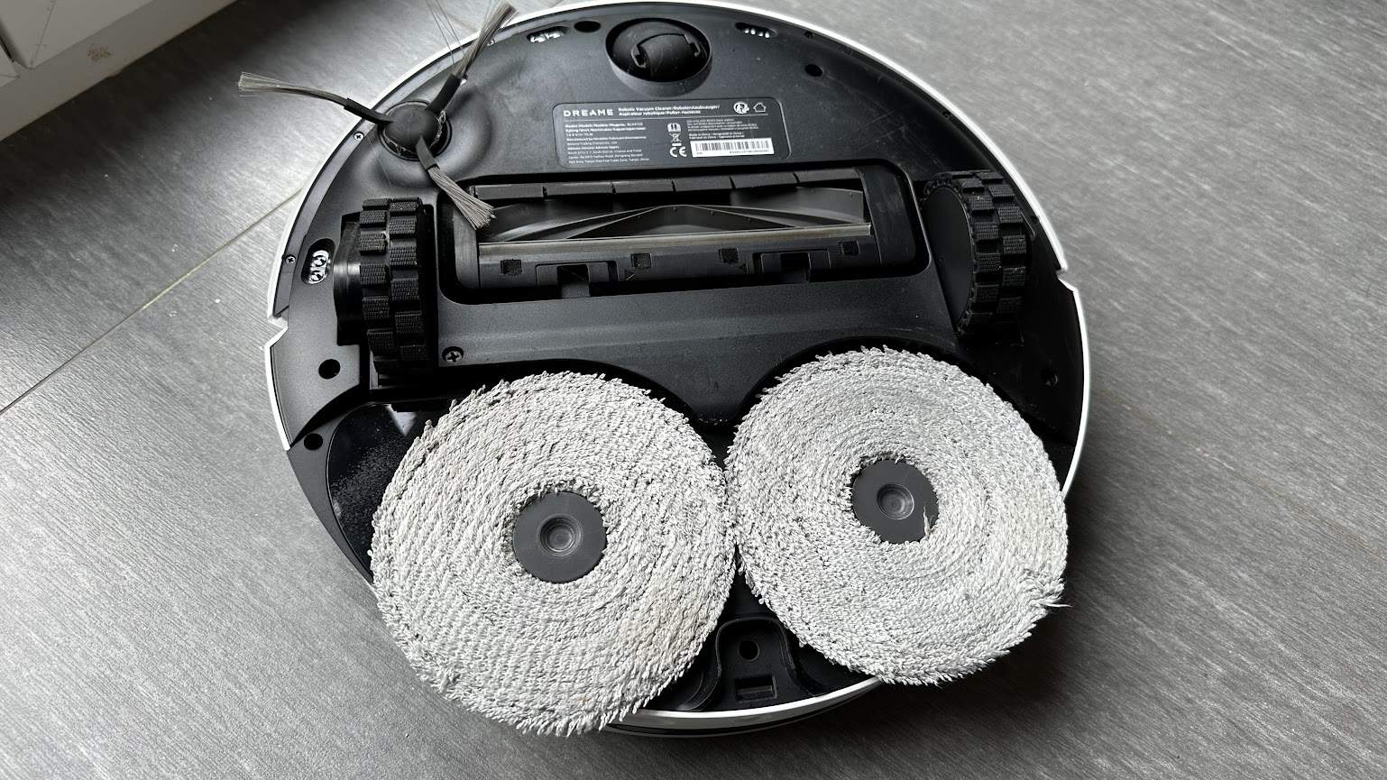 Dreame L120 Ultra : les serpillères rotatives peuvent sortir de leurs axes et l'appareil peut les déposer/les reprendre au besoin