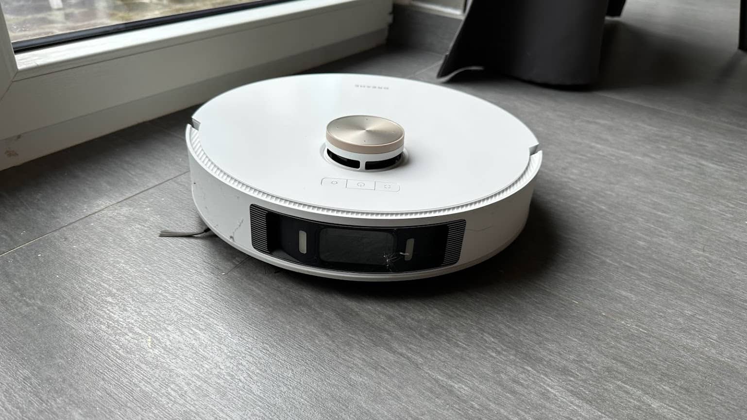 Dreame L120 Ultra : voilà sa tête après avoir recueillit quelques poussières sous le sofa