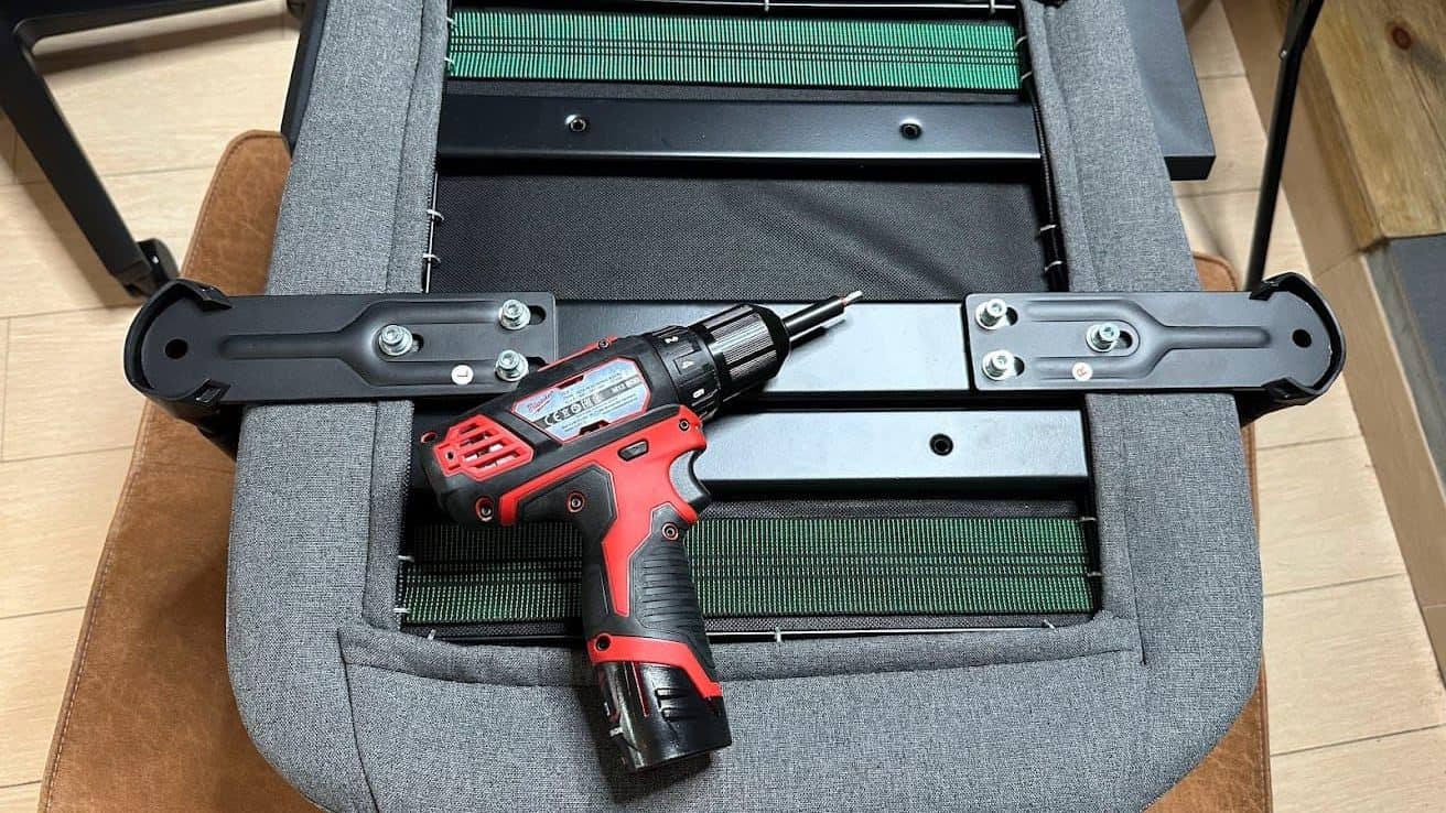 VALK Freya : si j'arrive à monter la chaise avec mes deux mains gauches, tout le monde peut le faire !