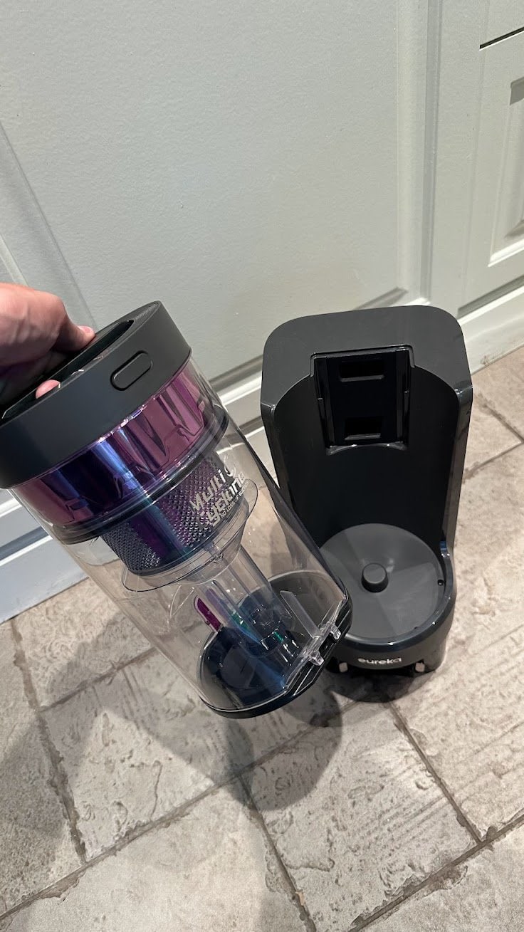 Eureka E10S : on démonte tout facilement et on voit la moindre saleté et un clin d'oeil