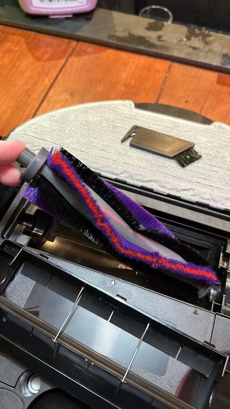 Eureka E10S : deux ramasseuses de chaque coté et une brosse centrale en forme de V