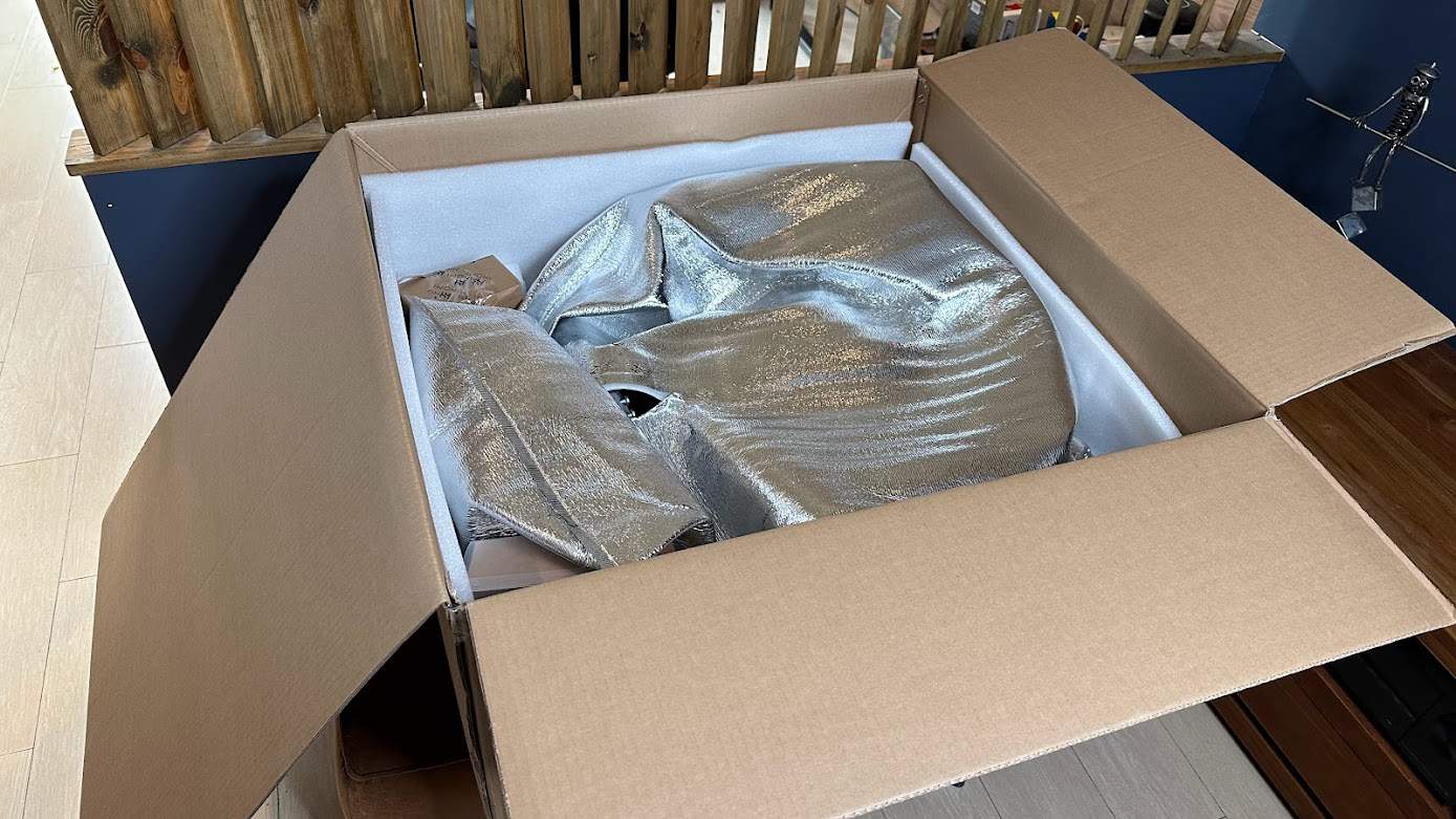 Hinomi H1 Pro : tout est emballé dans une espèce de couverture anti-feu assez impréssionante.