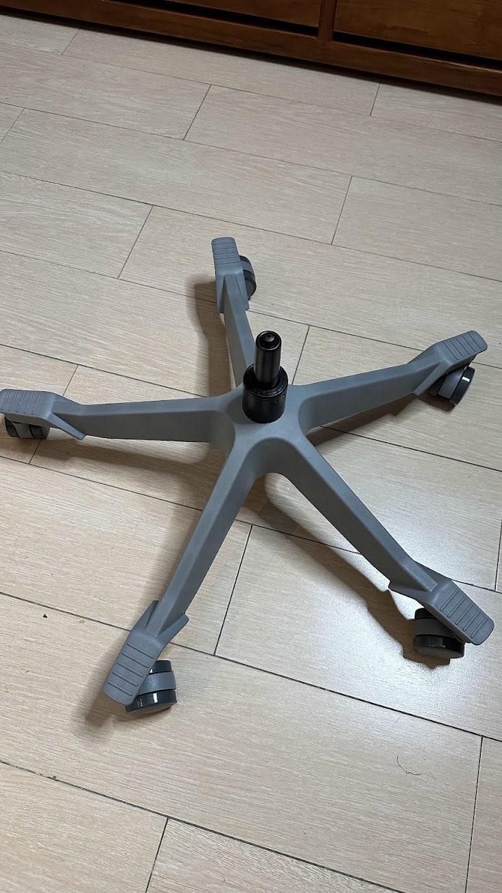 Hinomi H1 Pro : le pied est en plastique