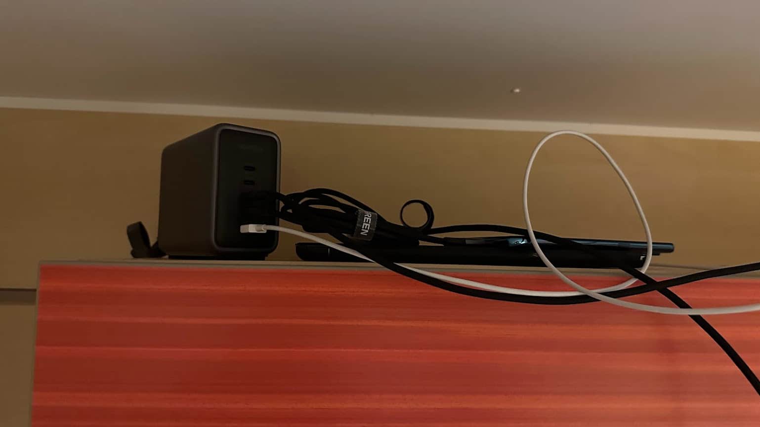 Ugreen Nexode 300w Gan : le chargeur installé dans la chambre de mon mobile-home