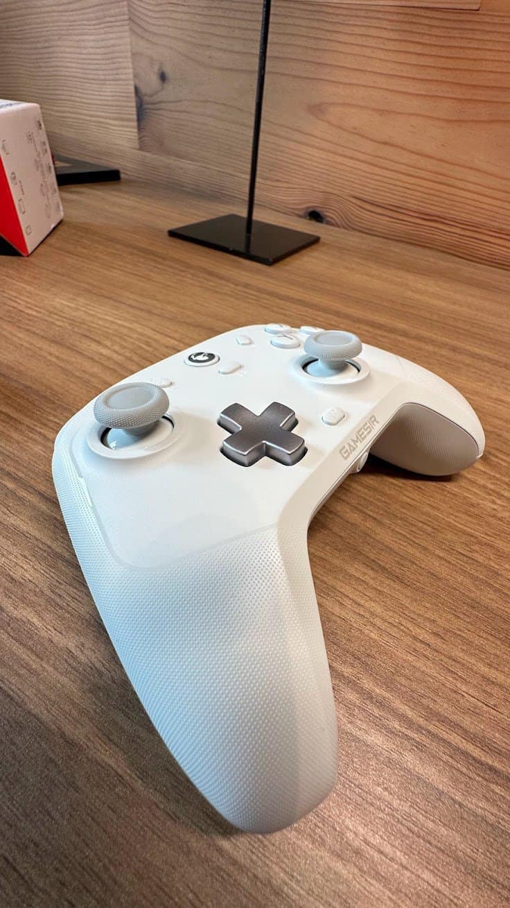 Gamesir T4 Cyclone : la croix est un peu basique