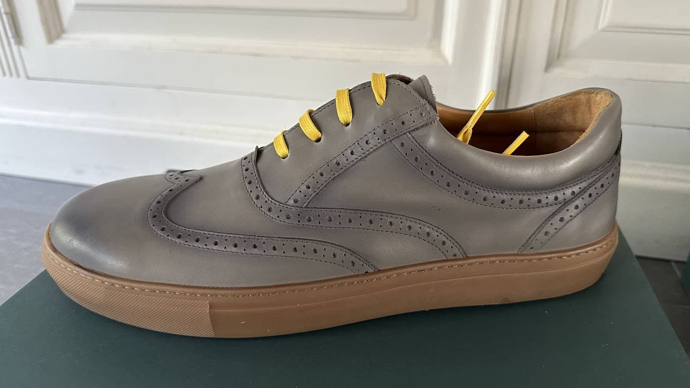 Un look de chaussures classiques avec des couleurs inhabituelles