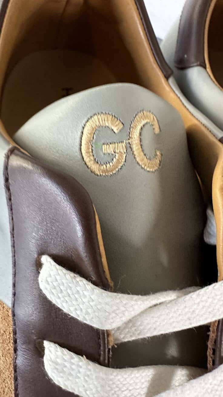 Avec mes initiales brodées sur le dessus !