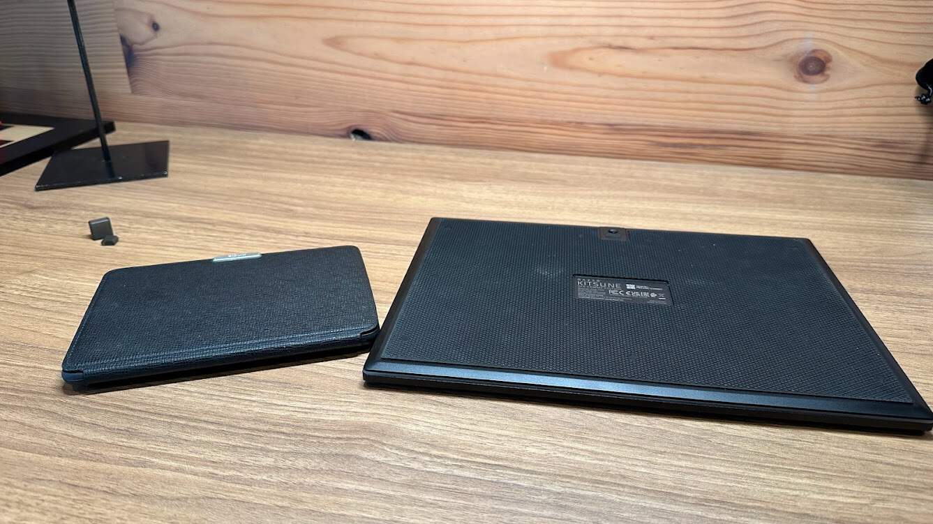 Razer Kitsune : à coté de ma Kindle pour vous situer la taille