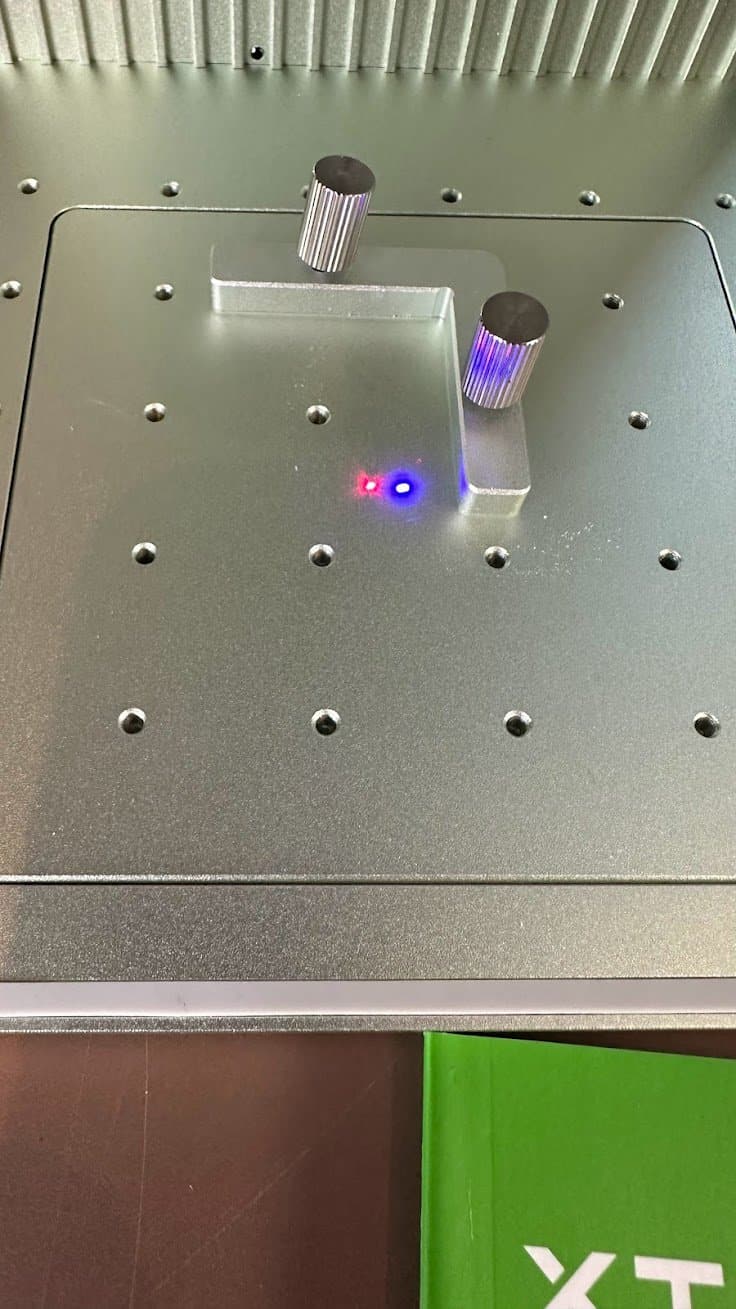 xTool F1 : vue sur les deux lasers qui doivent s'aligner pour la mise au point