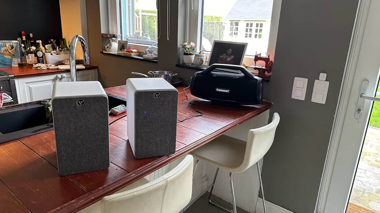 Pour la fête de ma fille, elle a préférée l'enceinte bluetooth en raison des bass plus généreuses