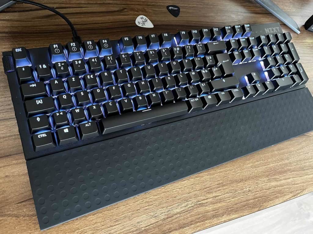 Le NZXT Function posé sur un bureau