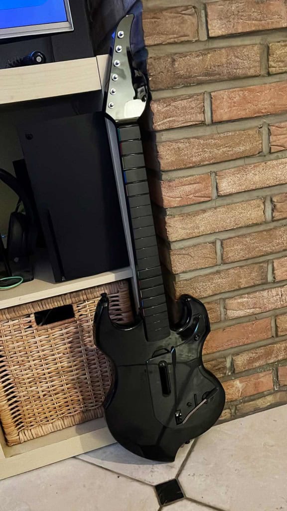 La guitare PDP Riffmaster posée contre un mur