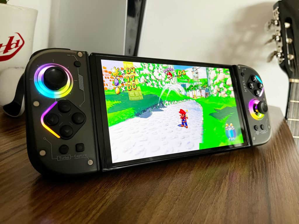 Les joycons NYXI Hyperion 2 équipés sur une Switch posée sur un bureau