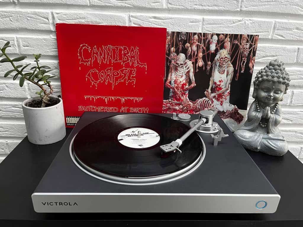 La platine Bluetooth Victrola Hi-Res Carbon qui lit un disque